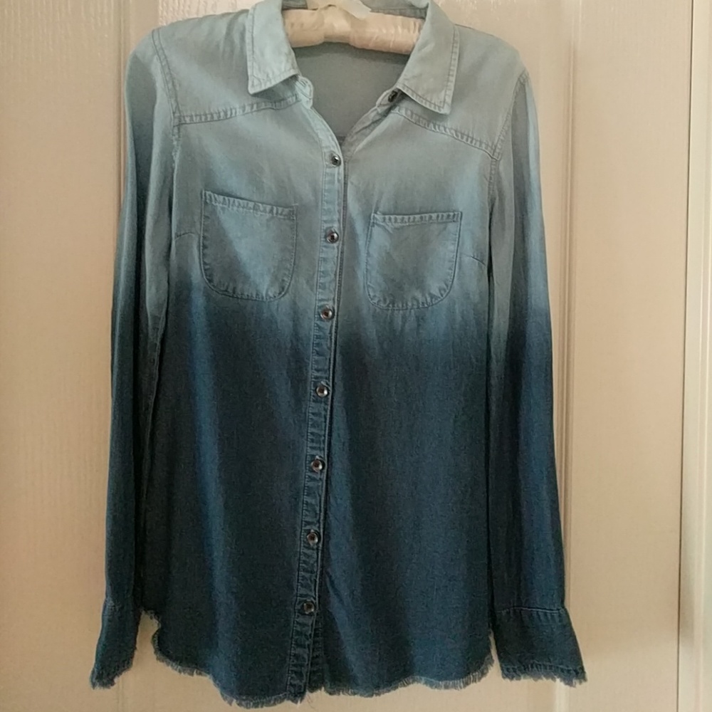 🎊SALE🎊Ombre Denim Button-Up!